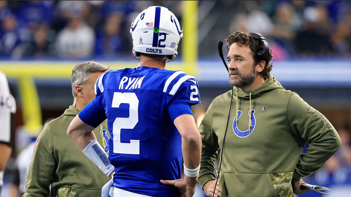 Colts' Jeff Saturday talks to quarterback Matt Ryan