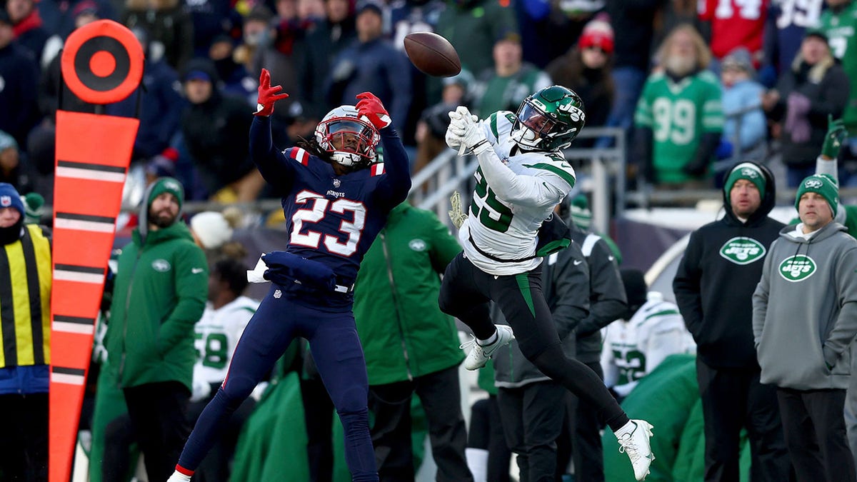 Kyle Dugger breaks up a pass intended for Ty Johnson