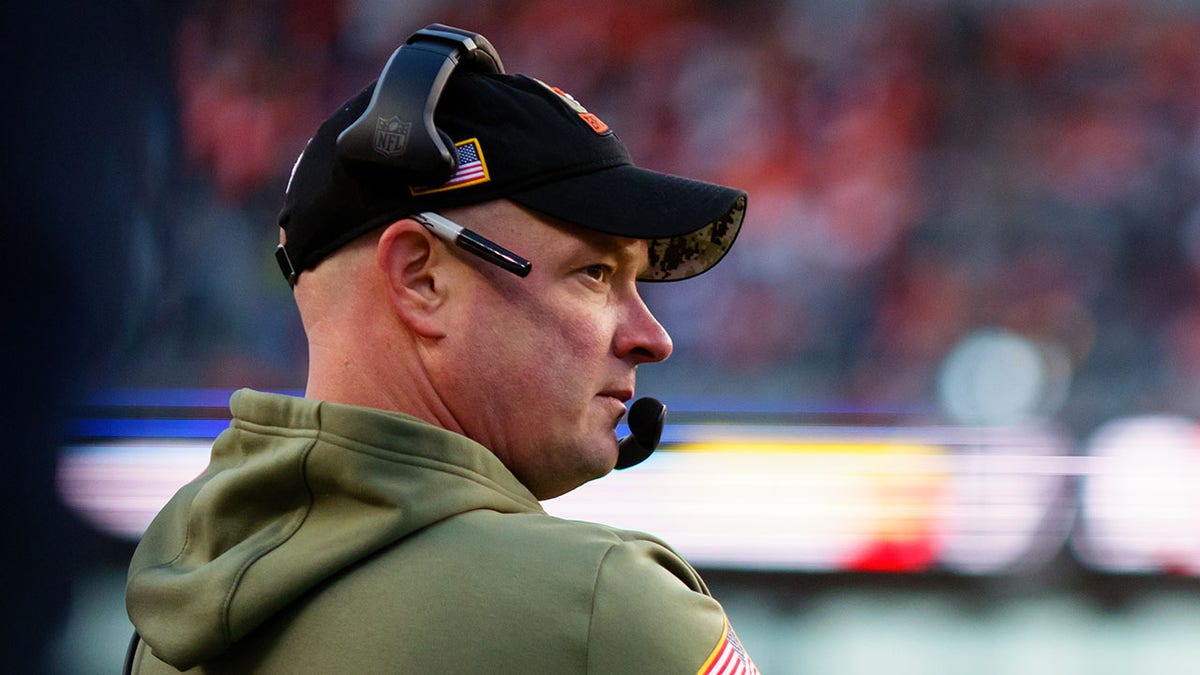 Hackett hands off play-calling duties, Broncos still sputter