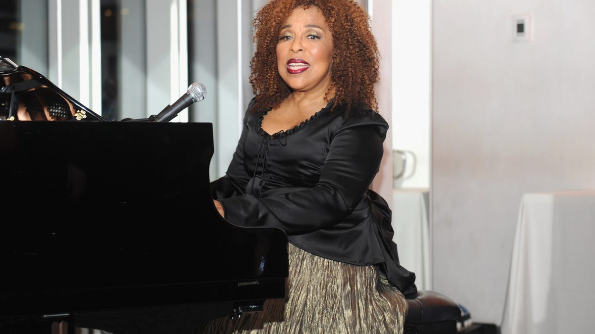 Roberta Flack performing