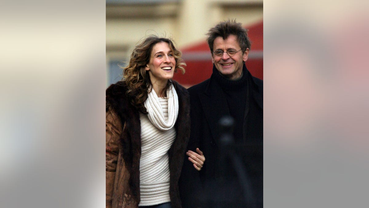 Sarah Jessica Parker and Mikhail Bayshnikov on the set of "Sex and the City" walking arm and arm
