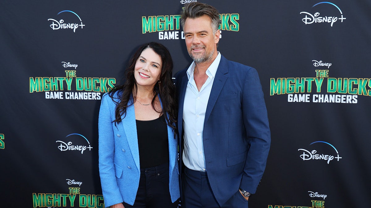 Lauren Graham and Josh Duhamel of the Mighty Ducks on the red carpet