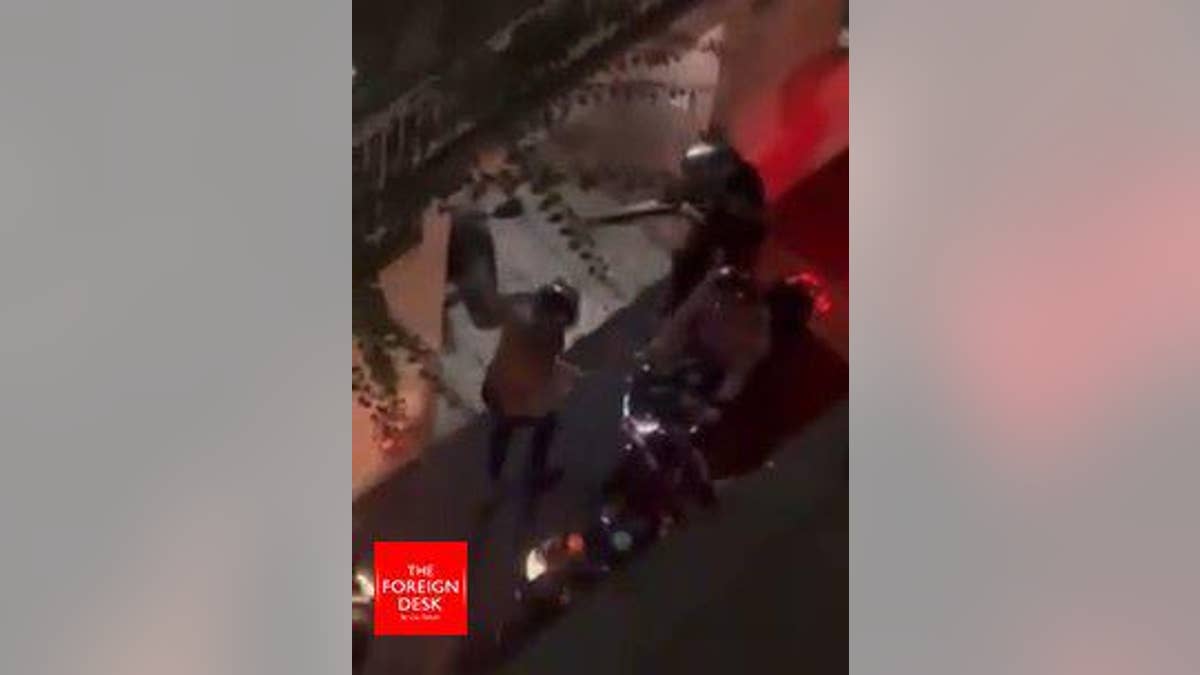 Iranian police shoot at close range a protester