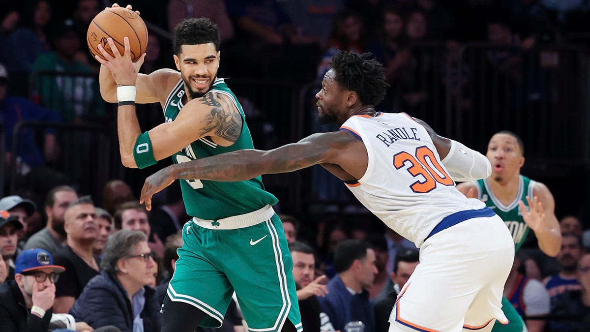 Julius Randle guards Jayson Tatum