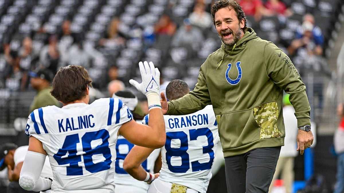 Jeff Saturday high-fives player