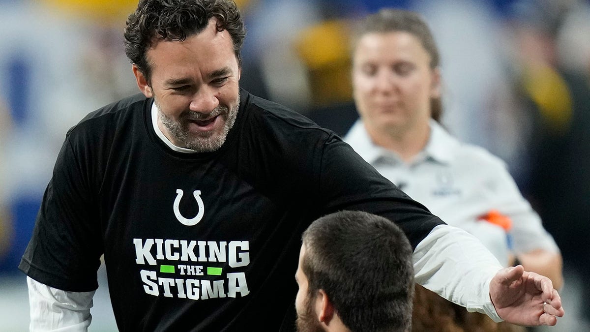 Jeff Saturday talks to players