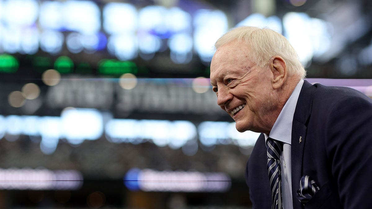 Jerry Jones interacts with fans