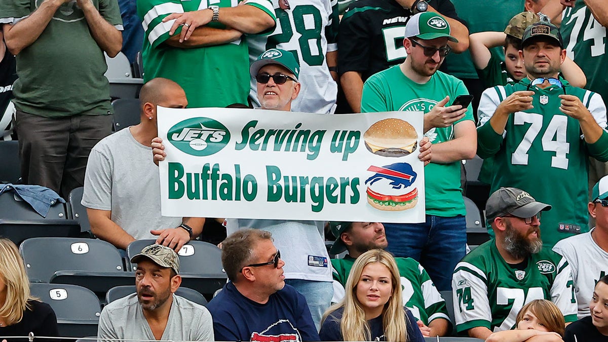 Jets fans troll Bills players