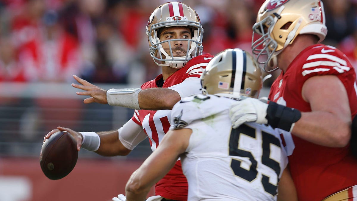 Jimmy Garoppolo throws a pass