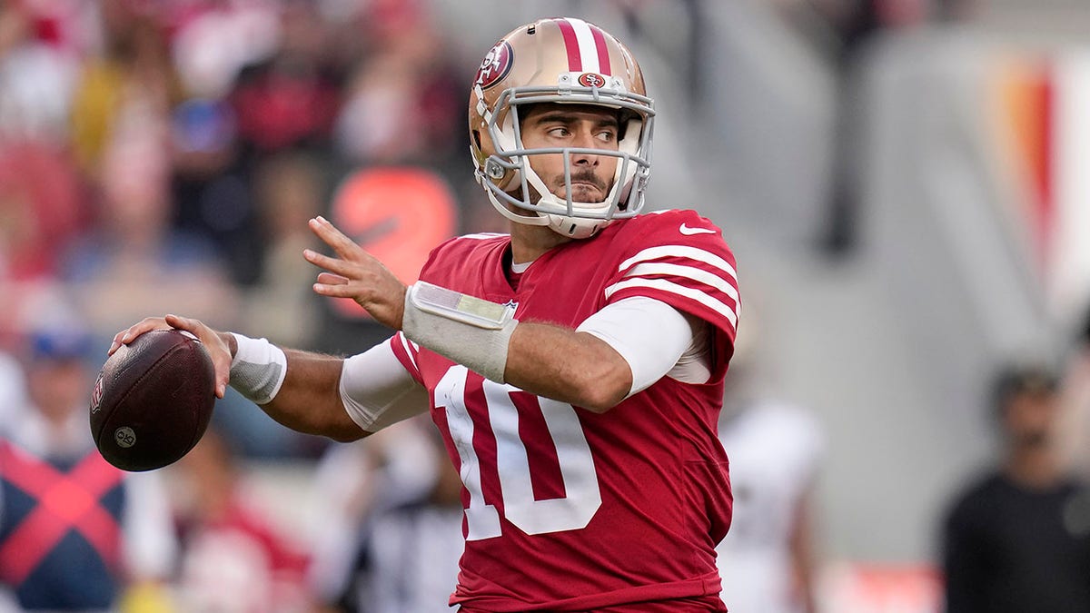 Jimmy Garoppolo throws a pass