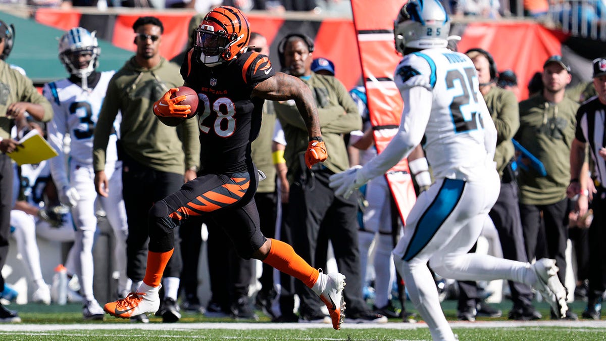 Joe Mixon runs past Xavier Woods