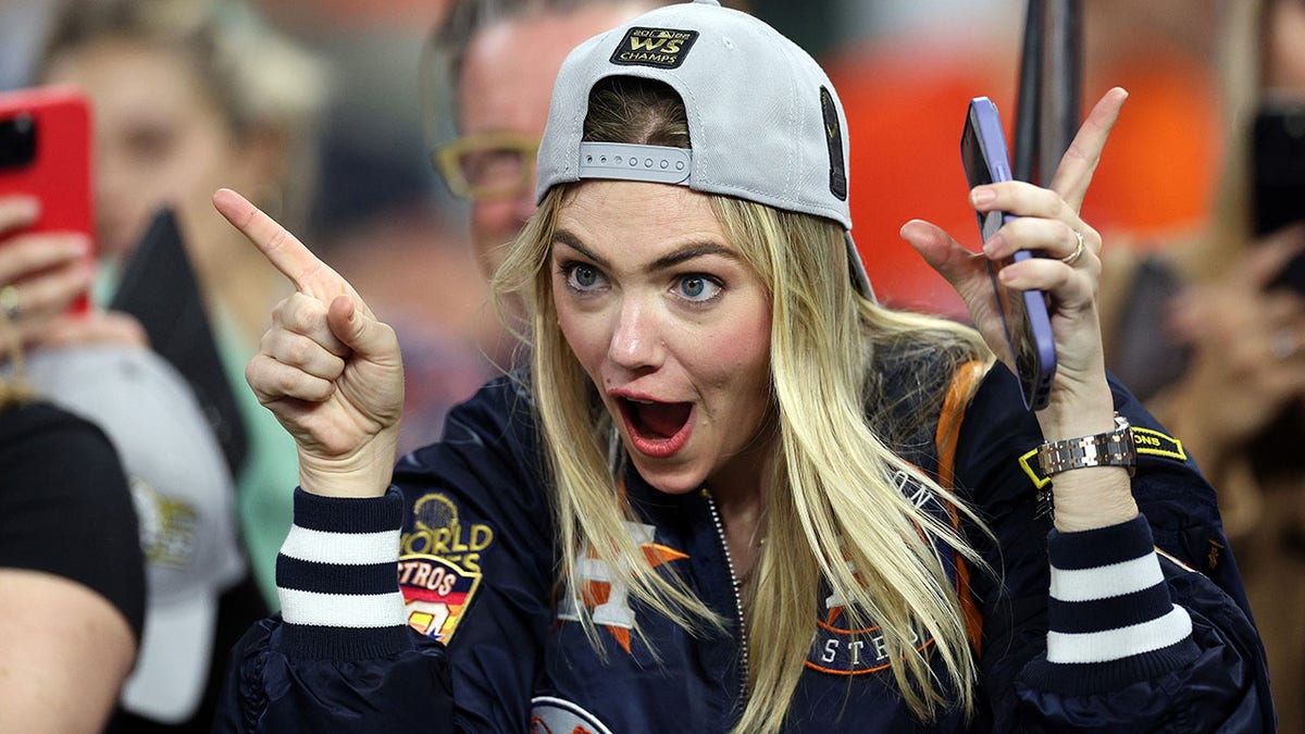 Kate Upton cheers the Astros on