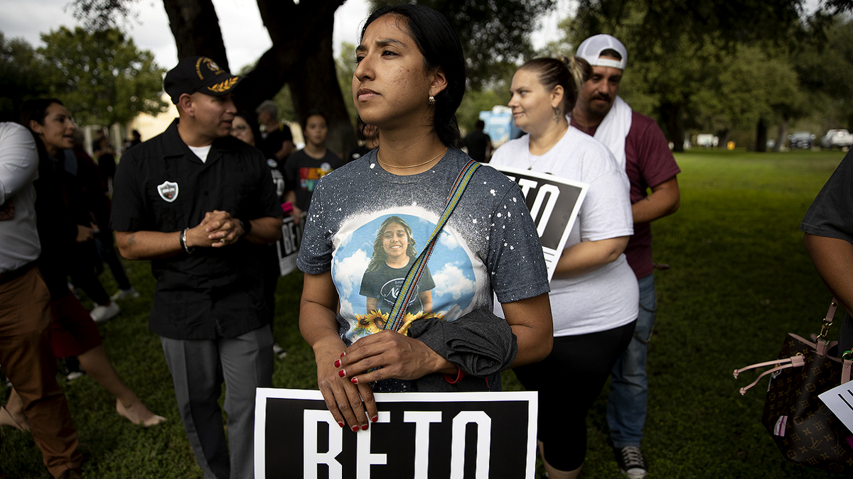 Uvalde Texas Beto O'Rourke rally - girl holds BETO sign