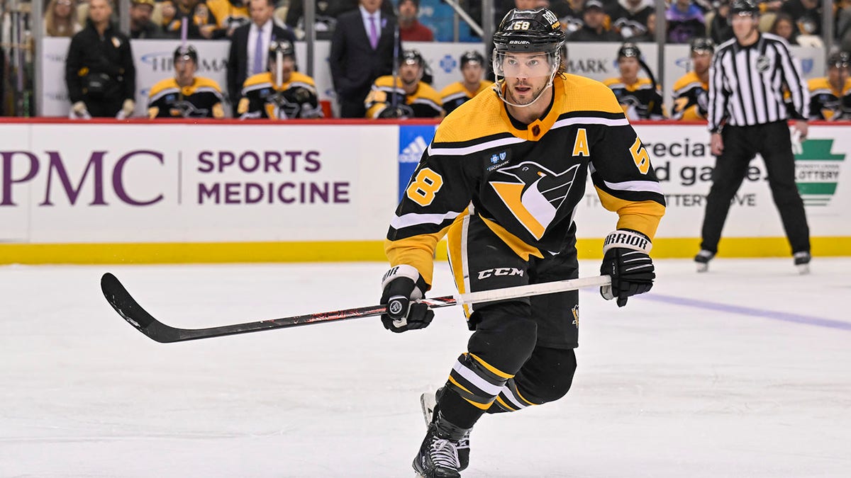 Kris Letang skates