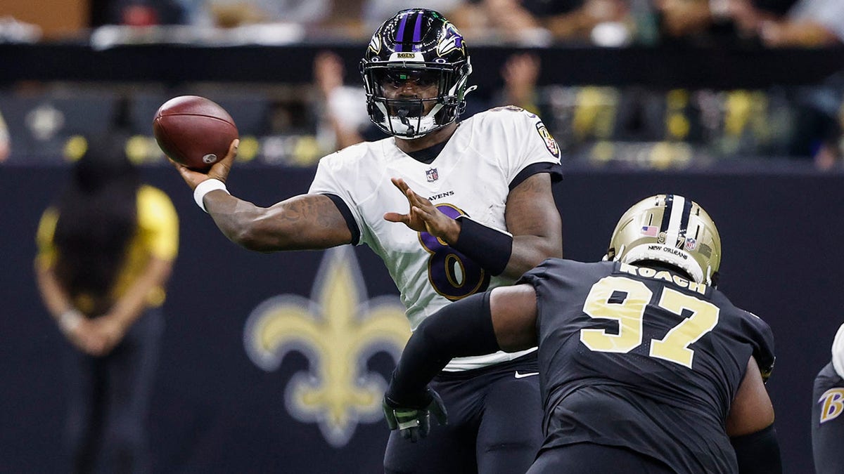 Lamar Jackson tosses a pass