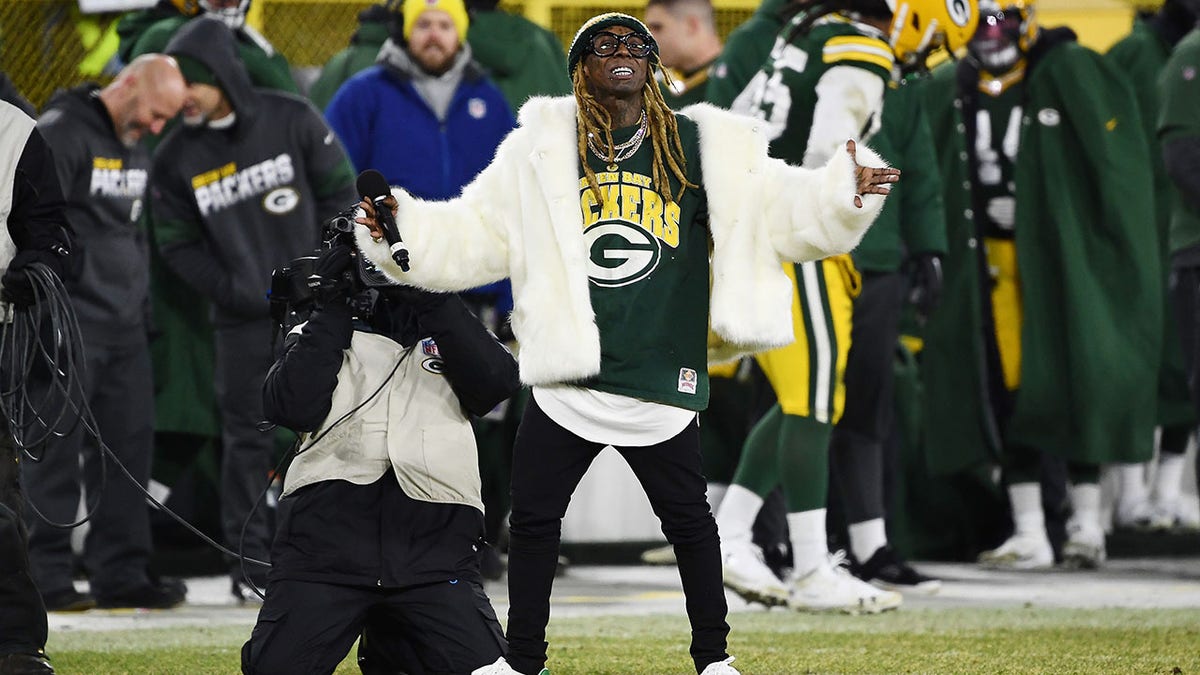 Lil Wayne was like a kid in a candy store leading the Packers onto