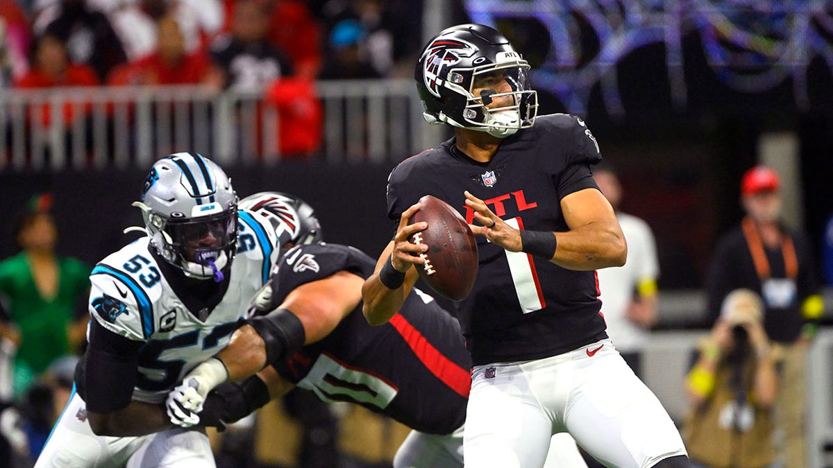 Marcus Mariota looks down field