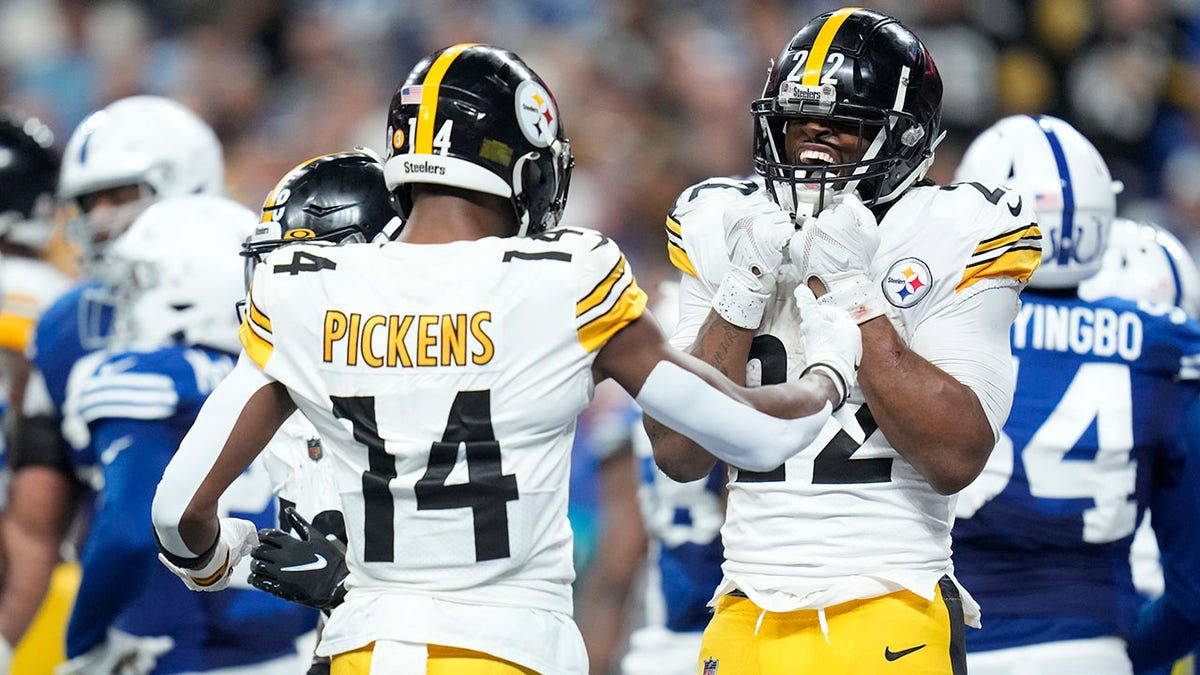 Najee Harris celebrates a touchdown