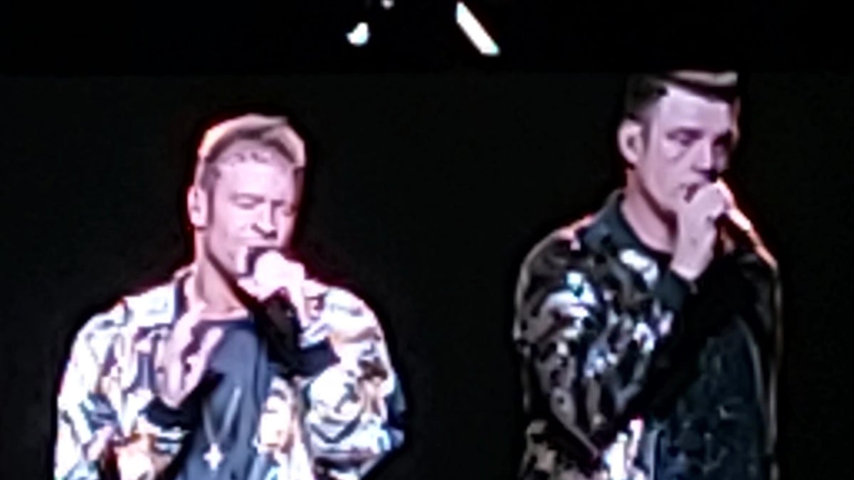 Nick Carter on stage with Brian Littrell in London