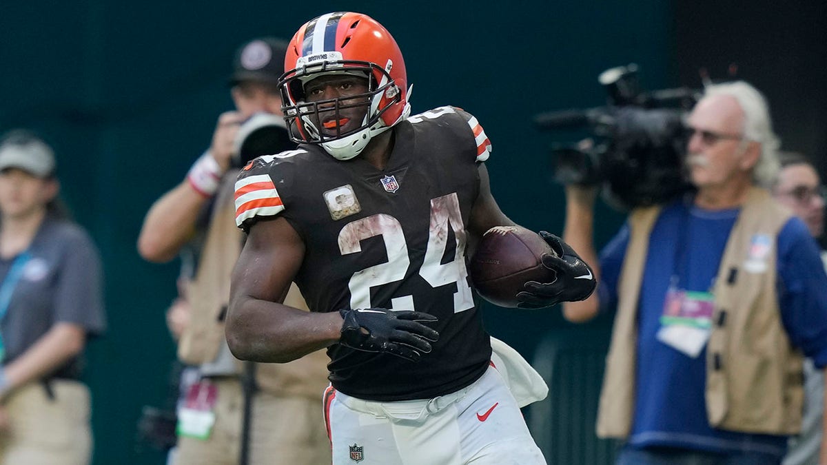 Nick Chubb scores a TD