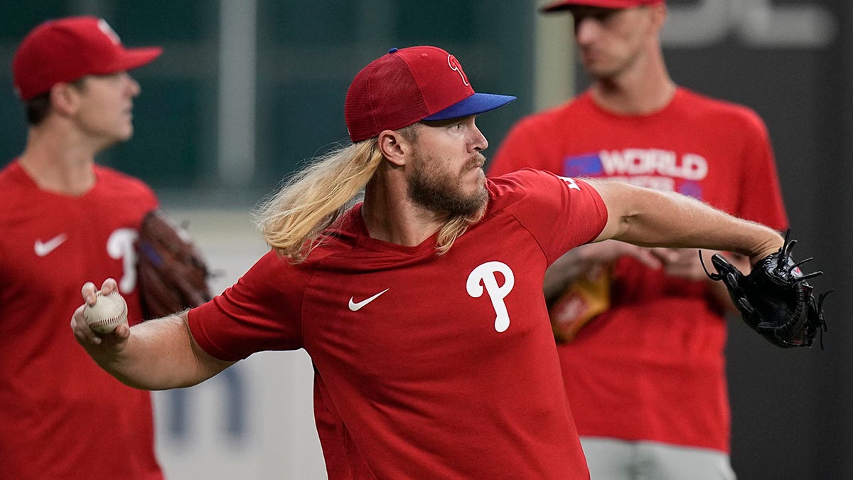 Noah Syndergaard warms up for Game 1