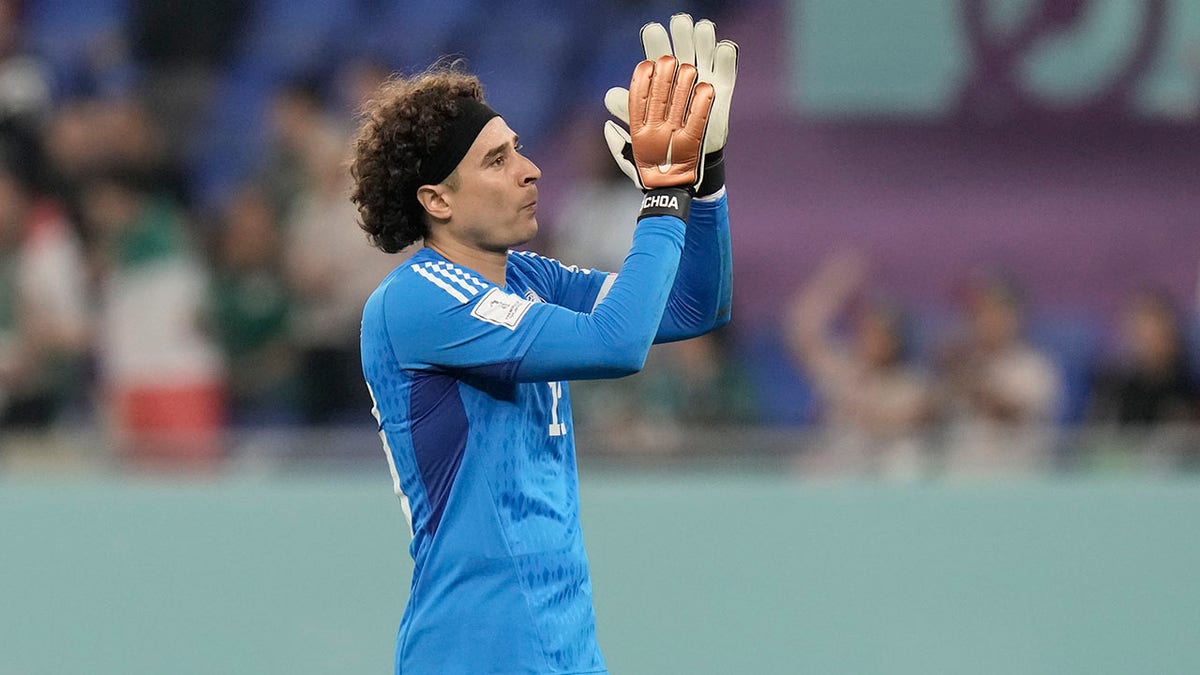 Guillermo Ochoa claps