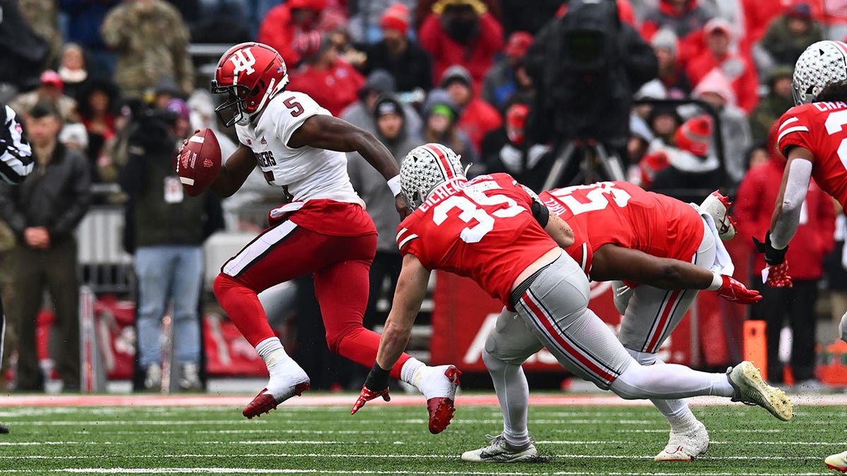 Indiana Hoosiers football player tries to outrun Ohio State player