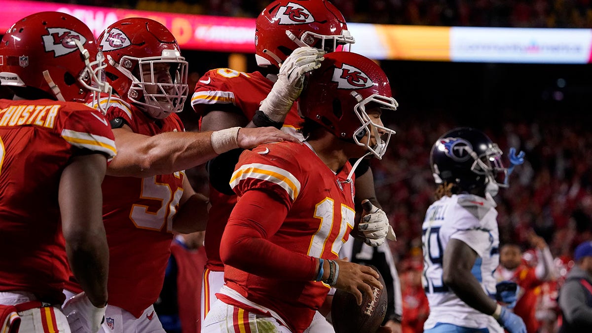 Titans' holding penalty allows Chiefs another shot at tying game, NFL world  left puzzled