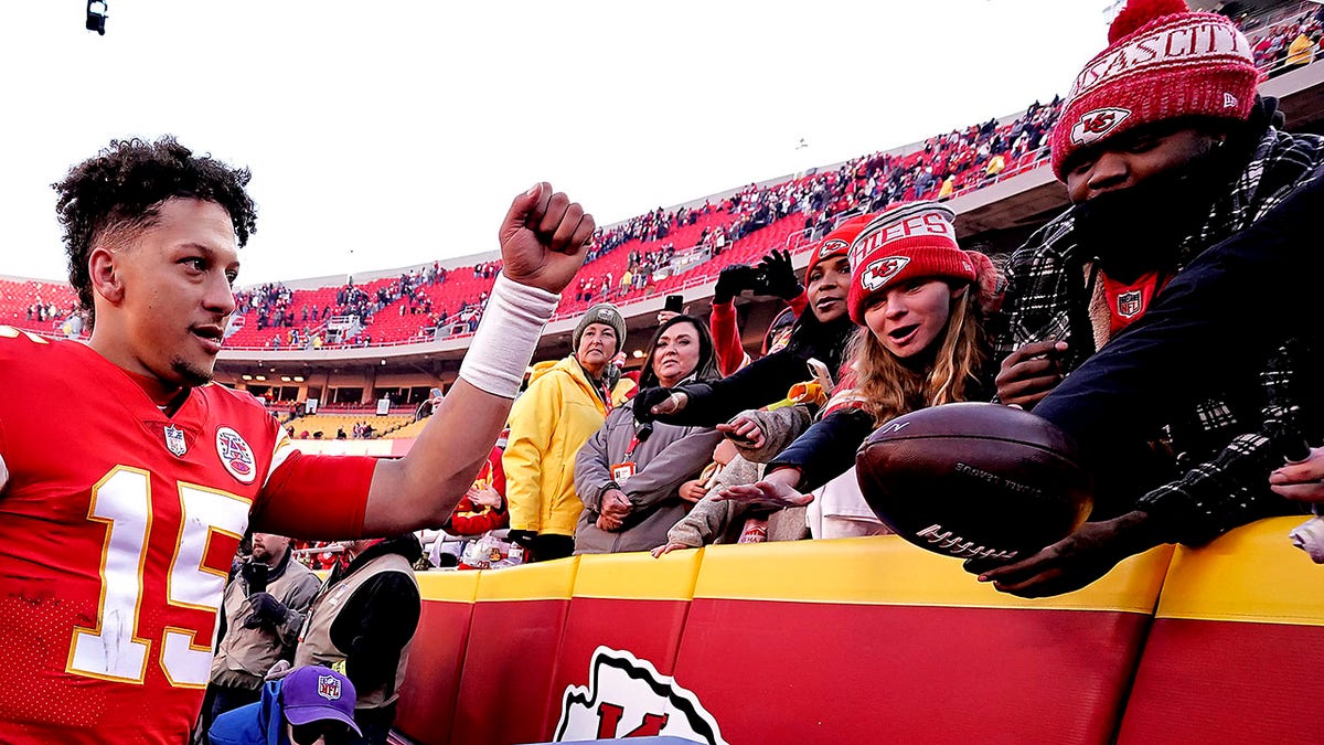 Patrick Mahomes greets fans