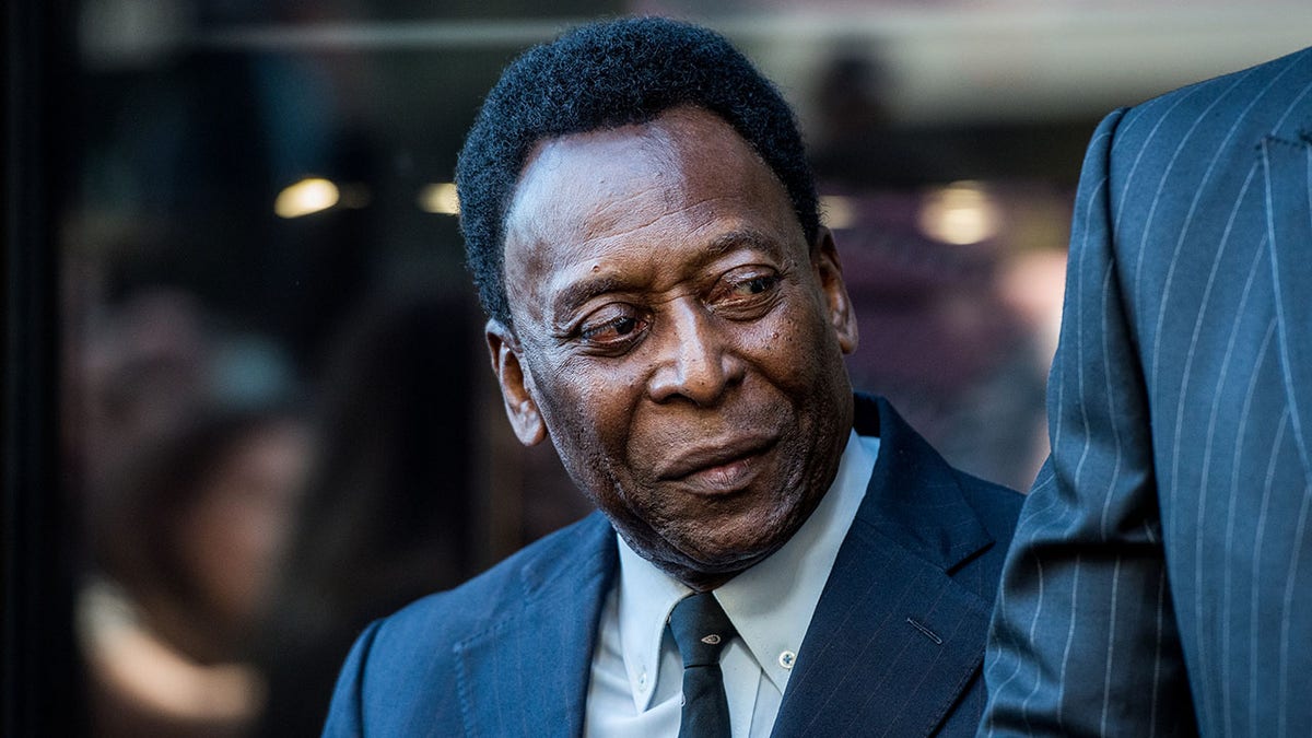 Brazilian soccer legend Pelé dies at age 82 | Fox News