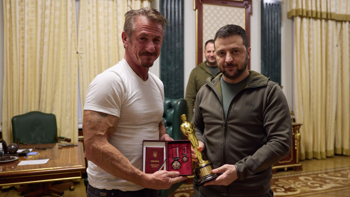 Sean Penn and Ukrainian President Vladimir Zelenskyy