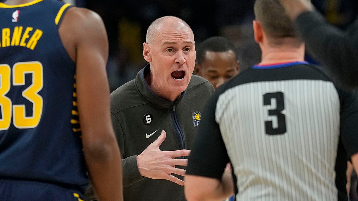 Rick Carlisle yells