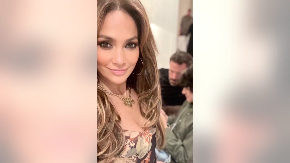 Jennifer Lopez takes selfie with Ben Affleck in background