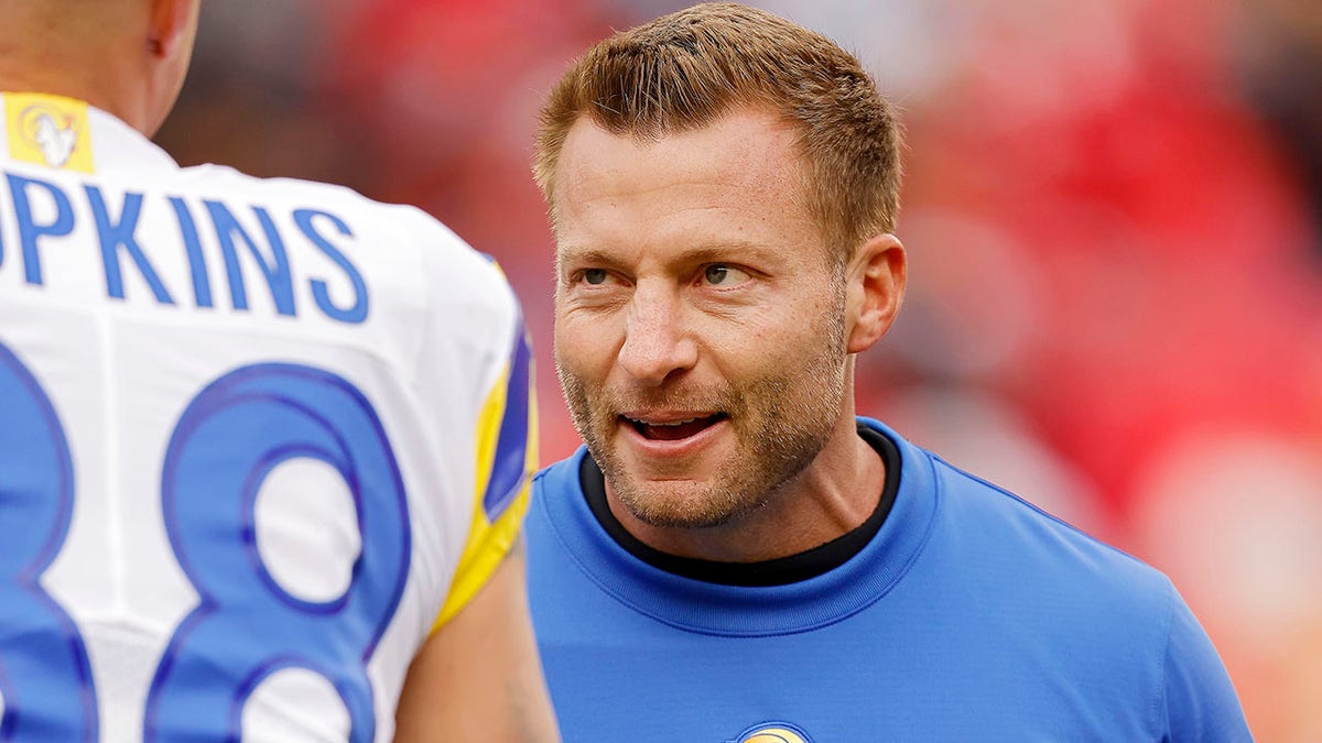 Sean McVay chats with a Rams player