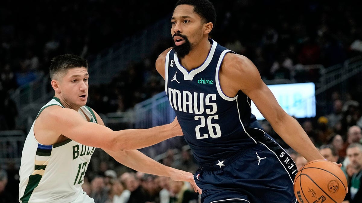 Spencer Dinwiddie drives to the hoop