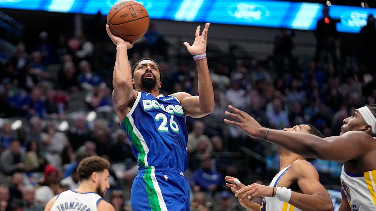 Spencer Dinwiddie shoots