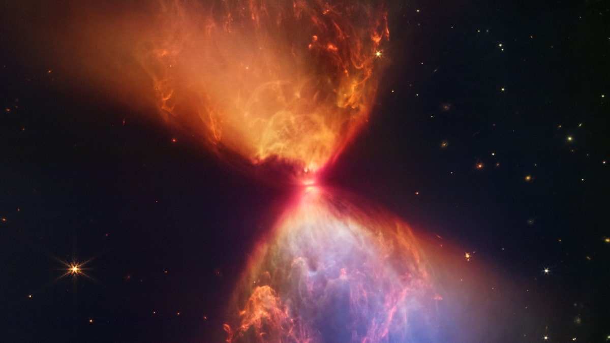 NASA telescope shows spectacular hourglass image surrounding star 
