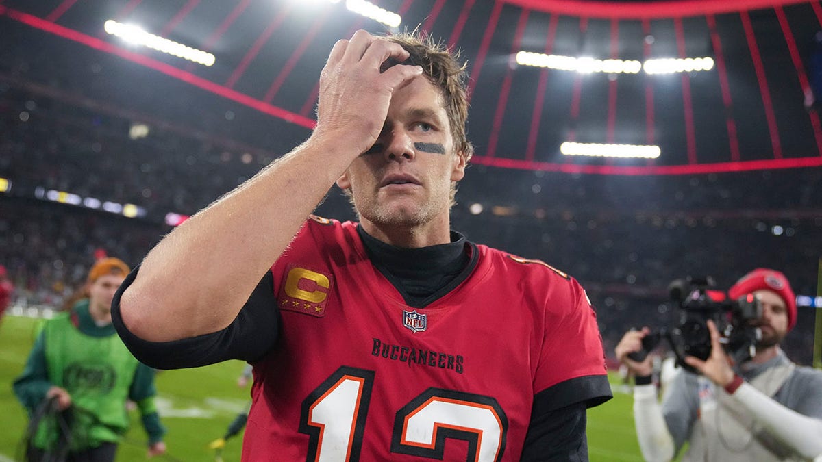 Tom Brady rubs his head