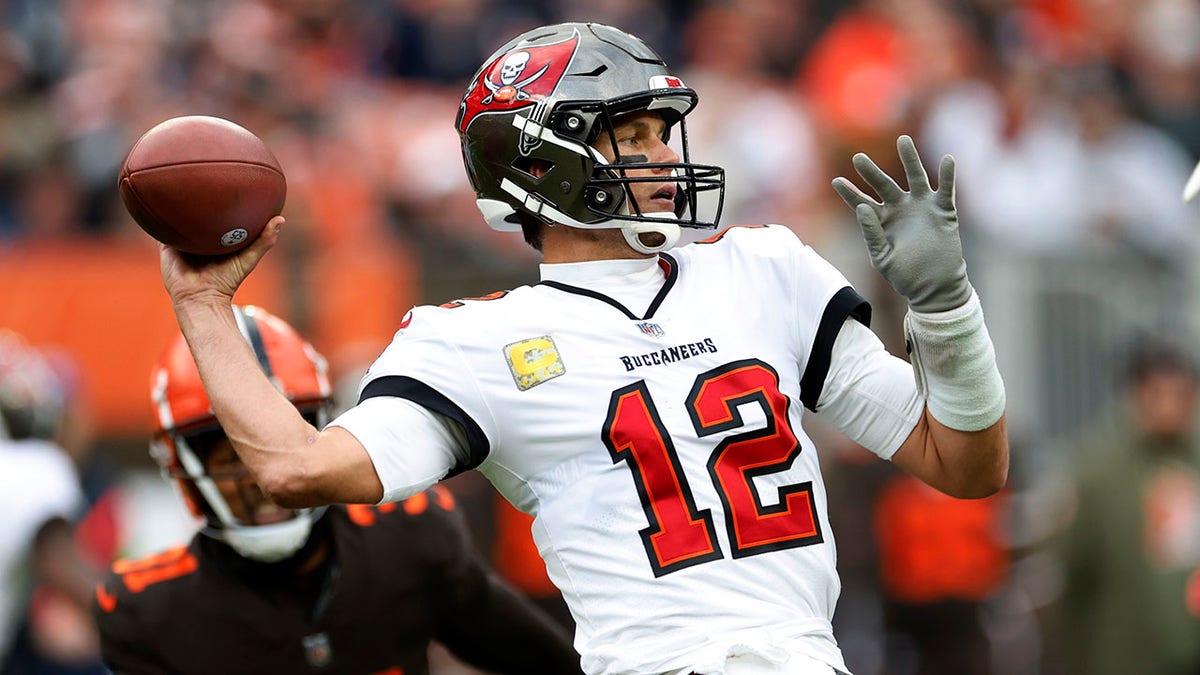 Naples Daily News - The 2022-23 NFL schedule is here! The Tampa Bay  Buccaneers will have Tom Brady under center once again when they take on  the Dallas Cowboys on Sept. 11