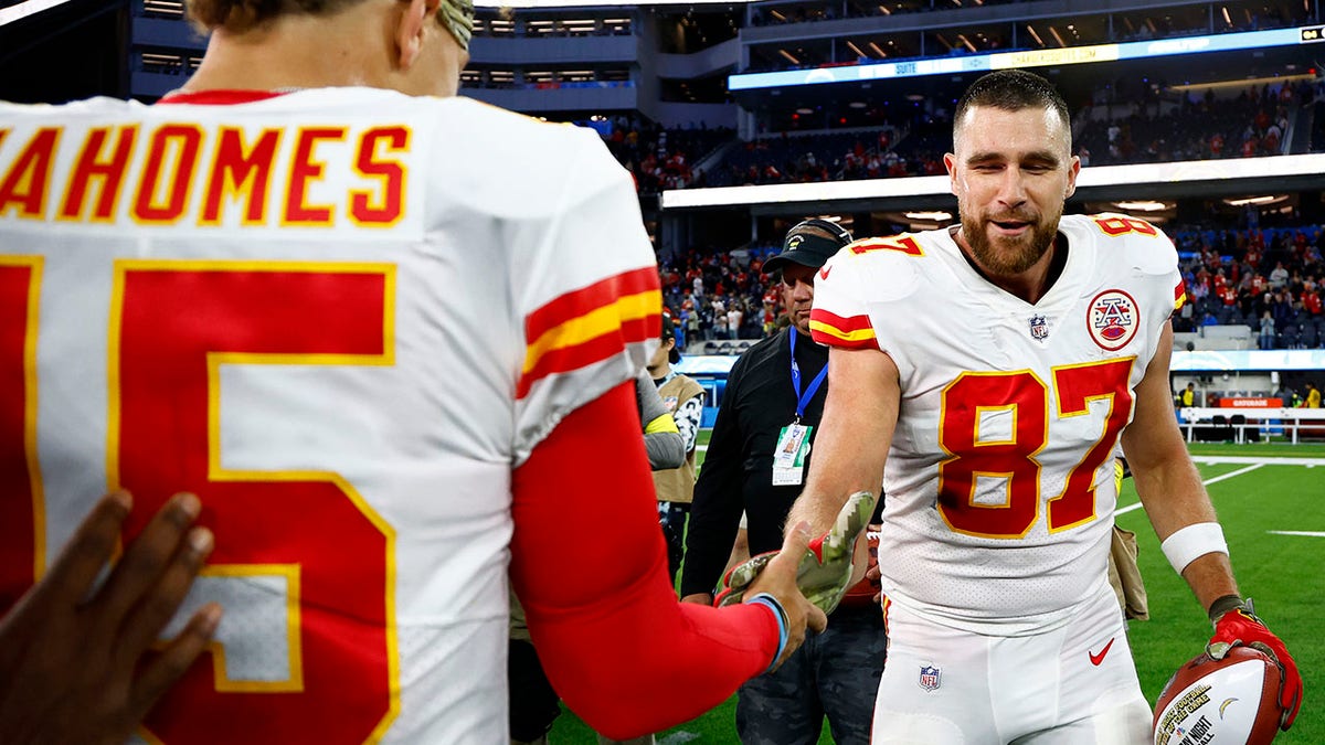 Travis Kelce slaps hands with Patrick Mahomes
