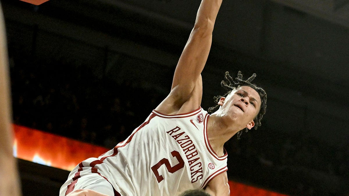 Arkansas Trevon Braziles vicious dunk gets high praise from basketball legend Dunk of the year Fox News