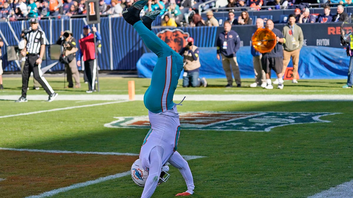 Tyreek Hill does a springboard