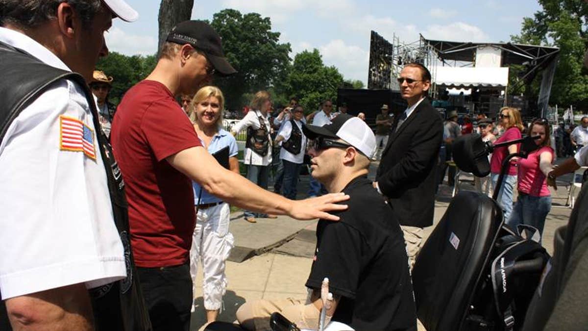 Travis Mills meeting Gary Sinise