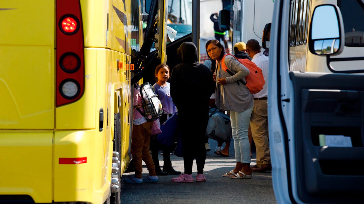 Migrantes venezolanos suben a un autobús en Marthas Vineyard, Massachusetts.