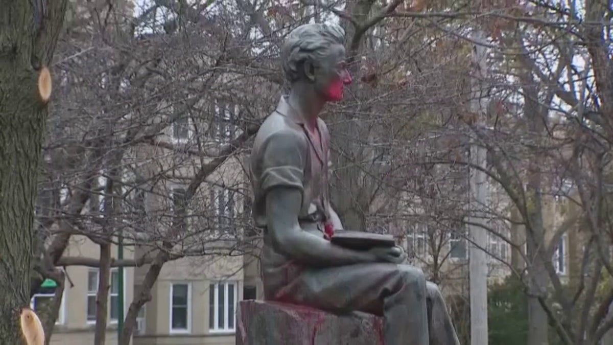 Lincoln statue defaced chicago