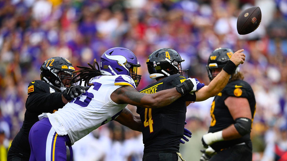 ZaDarius Smith hits Taylor Heinicke