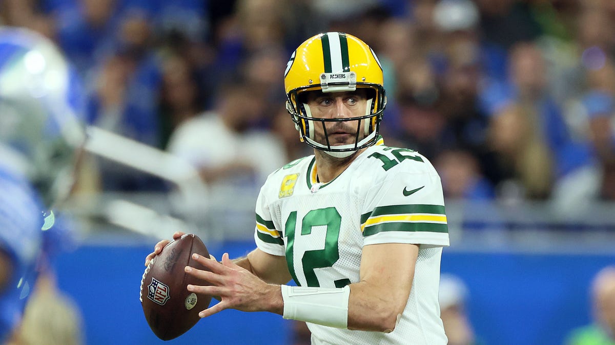 Aaron Rodgers throws ball