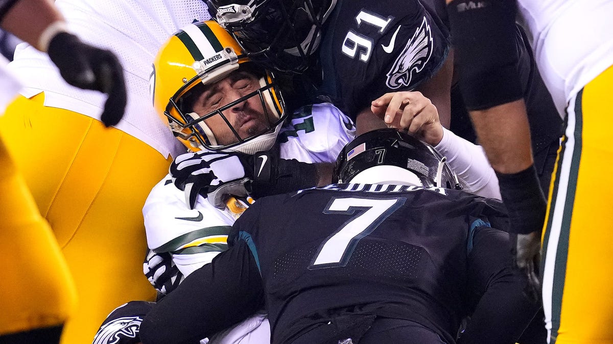 Hurts, Eagles run past Packers 40-33; Rodgers hurt