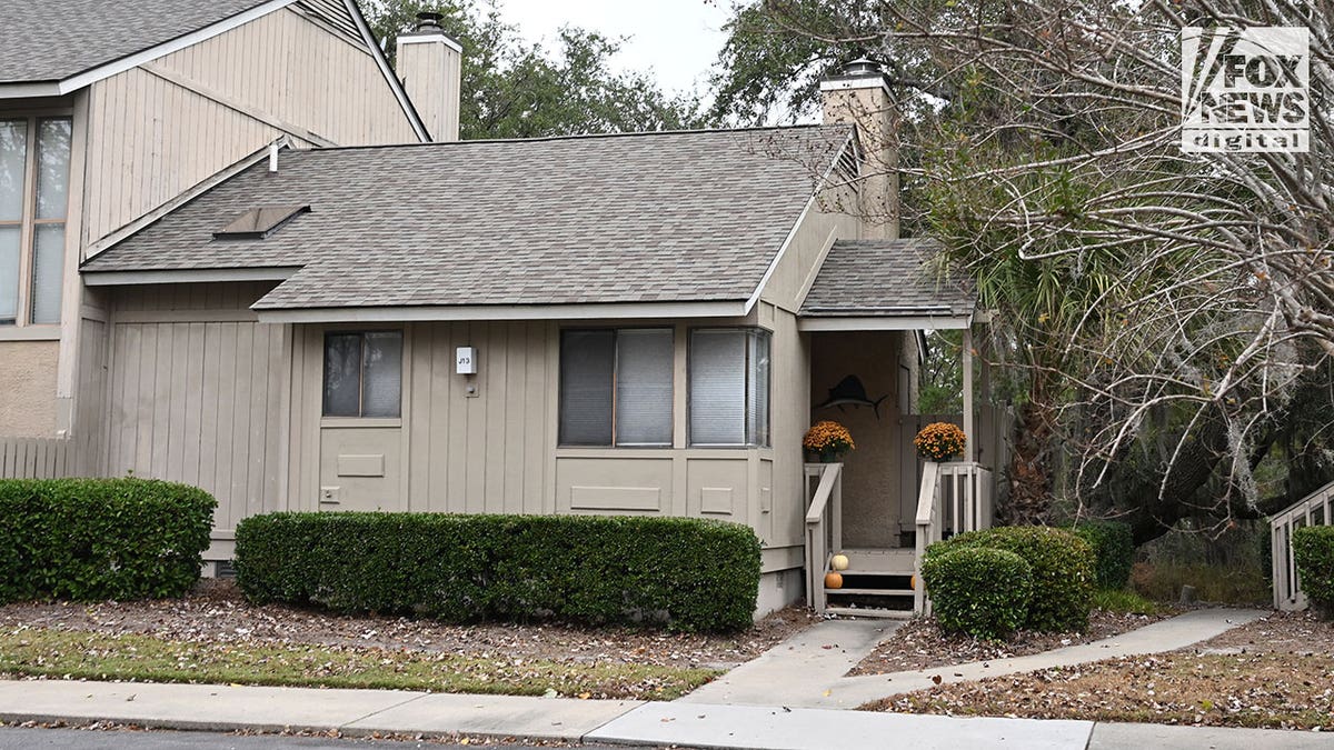 Buster Murdaugh and Brooklynn White's beige apartment