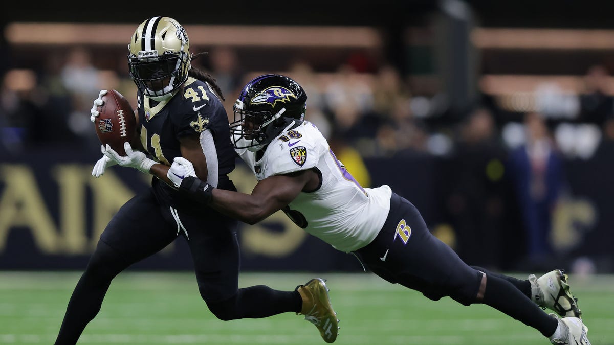 Alvin Kamara is tackled by Roquan Smith